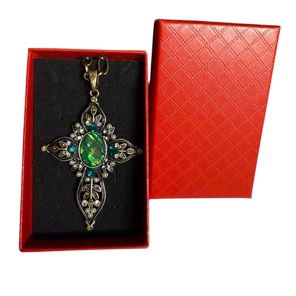 Elegant Green and Silver Cross Pendant Necklace - Picture 4 of 8